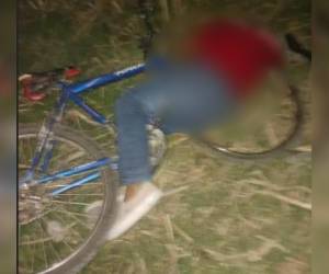 El hombre iba en su bicicleta cuando fue atacado.