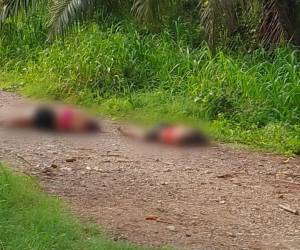 Los cuerpos de las féminas, hasta ahora desconocidas, quedaron tendidos en una solitaria calle de tierra. Ambas vestían shorts de color negro y camisas tipo top de color rojo.