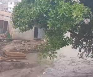 La quebrada “La Orejona” ante las fuertes lluvias comenzó a desbordarse, causando temor en los pobladores.