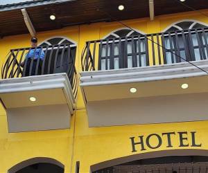 Un agente policial observa desde el balcón del hotel.