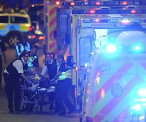 Tres hombres atropellaron con su furgoneta a transeúntes que caminaban por el famoso London Bridge, el Puente de Londres, antes de abandonar el vehículo y lanzarse a acuchillar gente en Borough Market, una zona de bares y restaurantes en torno a un mercado. Foto: Agencia AFP.