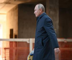 El presidente ruso Vladimir Putin visita el sitio de construcción del Centro Espacial Nacional en Moscú