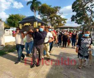 Juan Carlos Vega fue sepultado en el cementerio de Danlí la tarde del martes.