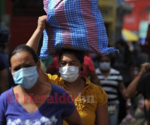 Los economistas recuerdan al gobierno hondureño que es primordial atender al ciudadano, ya sea con subsidios o suspensión de pagos temporalmente, debido al impacto económico que sufren durante la crisis del coronavirus. Foto: EL HERALDO.