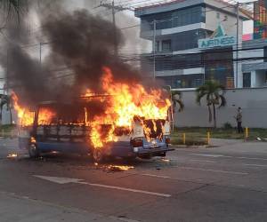 Personas desconocidas le prendieron fuego a un bus en las cercanías de la UNAH.