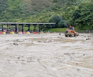 El deslizamiento ocurrió cerca a un puesto de peaje ubicado a unos 60 kilómetros de la capital Bogotá y destruyó un puente vehicular.