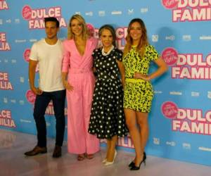 En esta fotografía del 2 de mayo de 2019 Vadhir Derbez, de izquierda a derecha, Fernanda Castillo, Florinda Meza y Regina Blandón de la película mexicana 'Dulce Familia' posan durante una conferencia de prensa en la Ciudad de México.