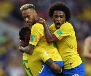 Paulinho celebra con Neymar y Willian. Foto AFP