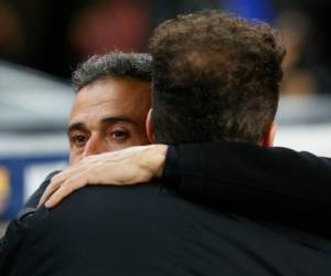 Luis Enrique, entrenador del FC Barcelona se abraza con Diego Pablo Simeone del Atlético de Madrid. Foto: Agencia AFP / El Heraldo.