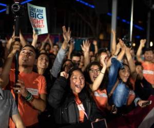 Los partidarios de la candidata presidencial de Massachusetts, la senadora Elizabeth Warren, animan mientras habla durante un ayuntamiento en Discovery Green en Houston, Texas. Foto: AP.