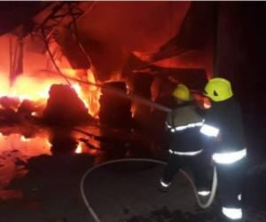 Imágenes del voraz incendio en una maquila en Choloma. Foto: EL HERALDO