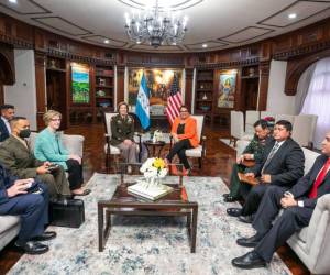La presidenta Castro recibió en Casa de Gobierno a la jefa del Comando Sur, Laura Richardson, junto a ministros y la compañía de la embajadora Laura Farnsworth Dogu.