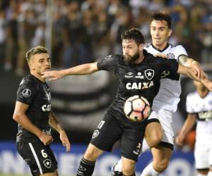 João Paulo del Botafogo junto a Rodi Ferreira del Olimpia de Paraguay por la Copa Libertadores. Foto: Agencia AFP / El Heraldo.