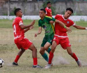 Acción del partido entre el Atlético Limeño y el Atlético Choloma en La Lima por la Copa Presidente. Foto: Delmer Martínez / Grupo Opsa.