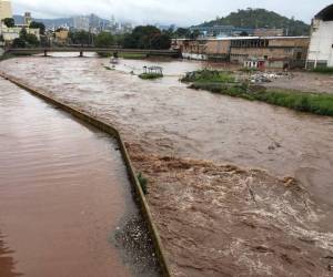 El río Choluteca, que recorre tres departamentos al sur de Honduras, nace en Francisco Morazán, atraviesa El Paraíso y concluye su recorrido en Choluteca, ya se ha desbordado debido a las intensas lluvias.