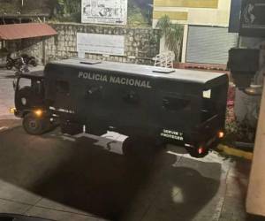 Desde horas tempranas de este miércoles llegó un contingente policial a estas instalaciones.