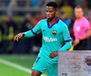 La joven estrella del FC Barcelona recibe consejos de Leo Messi. Ansu Fati ahora podrá jugar para la selección española. (AFP)