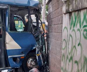 El aparatoso accidente de un bus ‘rapidito’ de la ruta Cerro Grande-Kennedy ocurrió alrededor de las 6:00 a. m., cuando el bus presuntamente venía peleando vía con otra unidad de la ruta Cerro Grande-UNAH.