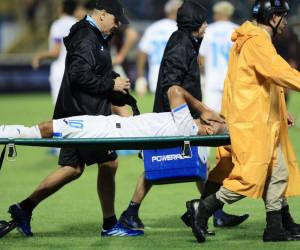 Con mucho dolor, el mediocampista de “Los Potros” del Olancho FC tuvo que ser retirado en camilla antes de los diez minutos de juego.