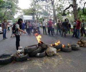 Los manifestantes han colocado llantas prendidas y piedras en las vías para impedir el paso de vehículos. Foto: EL HERALDO