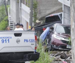 Un curioso se acercó al vidrio del automotor para identificar a las víctimas. La Policía acordonó la escena del crimen.