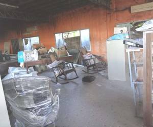 La bodega donde permanecían los archivos de períodos pasados de la municipalidad quedó destruida por el incendio provocado.