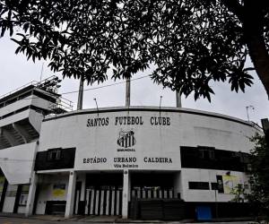 Vista del estadio Vila Belmiro, sede del equipo de fútbol Santos, en Santos, Brasil, donde los fanáticos podrán decirle adiós a rey Pelé.