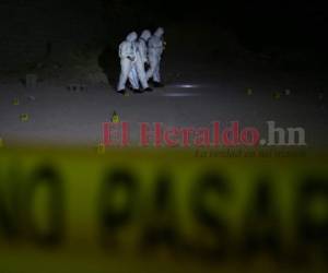 Miembros de Medicina Forense realizan pesquisas en un sector que quedó plagado de casquillos de bala. Foto EL HERALDO