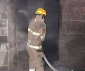 Varios miembros del Cuerpo de Bomberos llegaron al lugar para controlar las llamas.