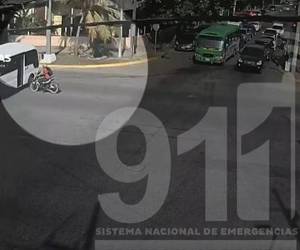 El accidente fue captado por cámaras de seguridad del Sistema de Emergencias 911, donde se observa al motociclista avanzar en línea recta antes de ser impactado por el bus.