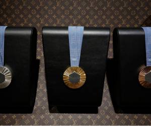 Las medallas de los Juegos Olímpicos de París 2024 se exhiben dentro de un baúl diseñado a medida y fabricado por Louis Vuitton.