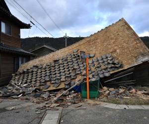 Se ve una casa de madera derrumbada en Wajima, prefectura de Ishikawa, el 2 de enero de 2024, un día después de que un gran terremoto de magnitud 7,5 sacudiera la región de Noto en la prefectura de Ishikawa por la tarde.