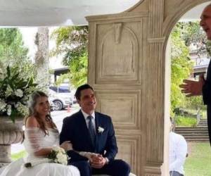 Momento en que Kilvett y Andrea contraín nupcias por el civil.