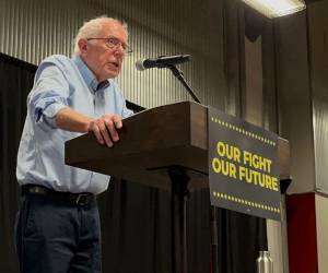 El senador Bernie Sanders habla durante un mitín de políticos demócratas progresistas, en el polideportivo The Millenium, en Austin, Texas.