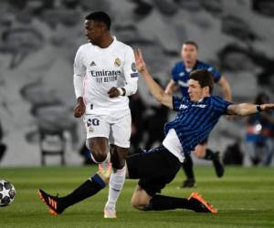 El delantero brasileño del Real Madrid Vinicius Junior compite con el centrocampista holandés del Atalanta Marten de Roon durante la ronda de la Champions League de la UEFA. Foto:AFP