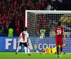 El argentino River Plate, el colombiano Rafael Santos Borre (L) convierte un tiro desde el punto de penalización durante su partido por el tercer puesto en la competencia de fútbol de la Copa Mundial de Clubes de la FIFA en el Estadio Zayed Sports City en Abu Dhabi.