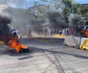 Sin servicios médicos, amaneció el principal centro asistencial del país. El personal de salud que labora en el Hospital Escuela protestó en el bulevar Suyapa exigiendo que se les pague el salario adeudado.