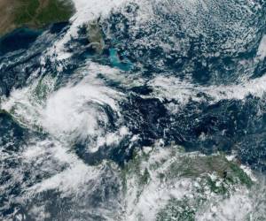 Fotografía satelital cedida por la Oficina Nacional de Administración Oceánica y Atmosférica (NOAA) donde se muestra la localización de la tormenta tropical Sara cerca del sureste de México y Centroamérica.