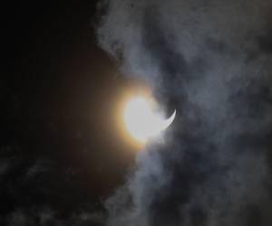 Así es cómo fue captado el eclipse anular por el fotorreportero de EL HERALDO, Emilio Flores, cuando la Luna se posó frente al Sol.