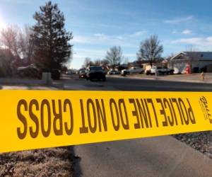 La policía acordona una calle mientras los detectives investigan la muerte de cuatro personas encontradas en Navidad en una casa en Rio Rancho, Nuevo México, el jueves 26 de diciembre de 2019. (AP Foto/Susan Montoya Bryan)