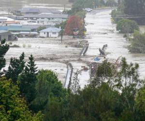 Una foto aérea tomada el 14 de febrero de 2023 muestra el puente Waiohiki y sus alrededores inundados por el río Tutaekuri después de que el ciclón Gabrielle tocara tierra cerca de la ciudad de Napier.