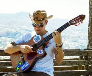 El artista hondureño Polache continúa contagiando con su ritmo.