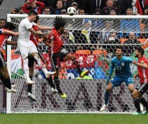 La jornada dos del Mundial de Rusia 2018 registró dos partidos cuyos goles llegaron en el último minuto. El defensa uruguayo José Gimenez anota el gol que le dio la victoria a su país en el minuto 90. (Foto: AFP)