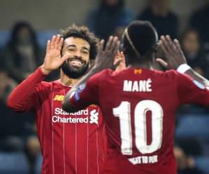 El mediocampista egipcio del Liverpool Mohamed Salah celebra con el delantero senegalés del Liverpool Sadio Mane después de marcar un gol durante el partido de fútbol. Foto: Agencia AFP.