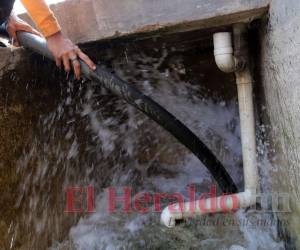 En muchos puntos de la ciudad, los capitalinos se ven en la obligación de comprar el agua, mediante cisternas. Ahora se pagan 35 lempiras por el barril de agua en las zonas altas de la ciudad.