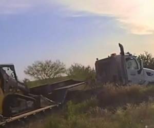 El tráiler fue abandonado en los matorrales cuando el conductor se dio a la fuga.