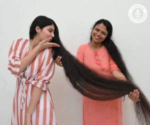 “Mi cabello me dio mucho y gracias a él, soy reconocida, ahora es el momento de retribuir”, comentó Nilanshi antes de cortárselo. FOTO: GUINNESS WORLD RECORDS