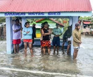 Más de 45.000 personas buscaron un refugio de emergencia cuando la tormenta avanzó por el Pacífico, señaló la agencia nacional de emergencias.