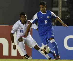 Elvis Figueroa de Nicaragua es marcado por Pedro Leal de Costa Rica. Foto: Agencia AFP.