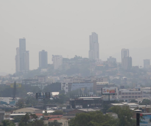 La densa capa de humo sigue cubriendo los barrios y colonias de la capital, pero la calidad de aire mejoró un poco, según la Alcaldía.